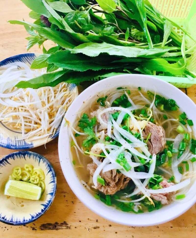 在 Yen Pho 店可以品嚐到份量十足又香氣四溢的順化 Pho。