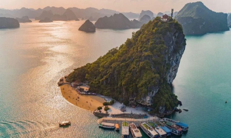 登上遊船探索下龍灣壯麗的石灰岩島嶼。
