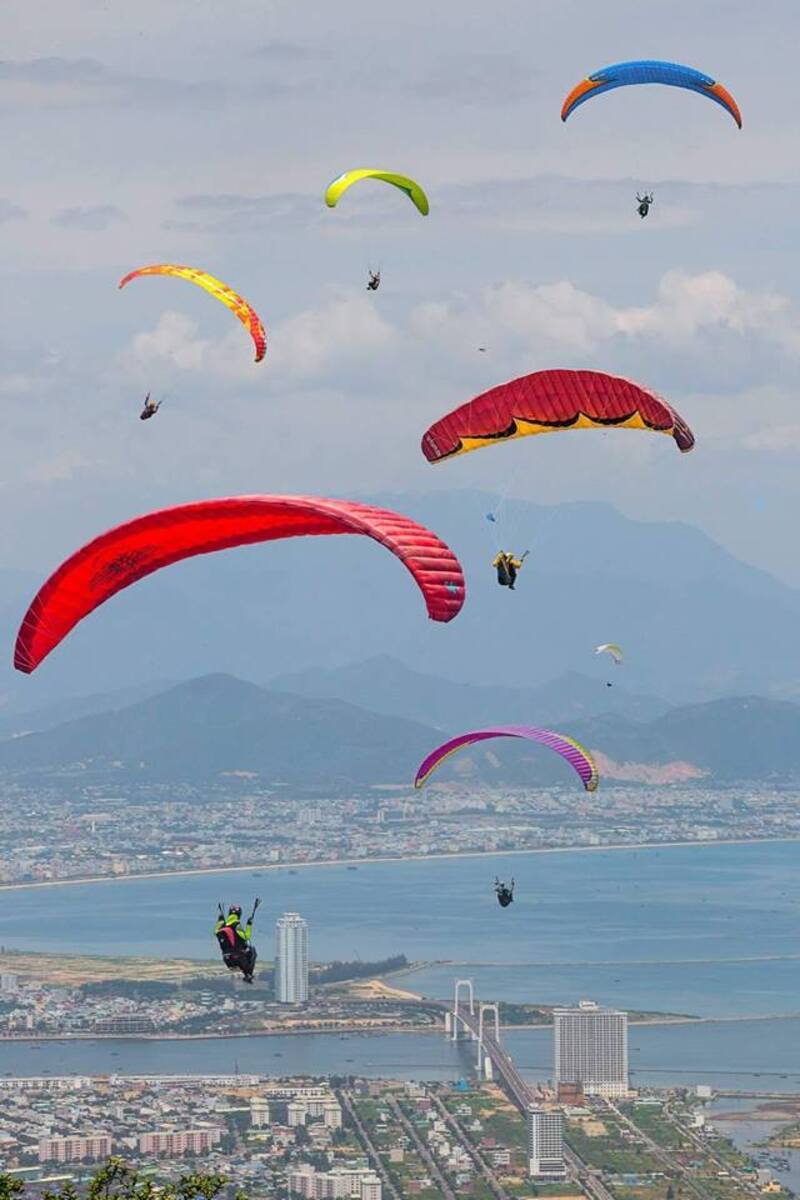 峴港滑翔傘吸引了眾多遊客前來體驗