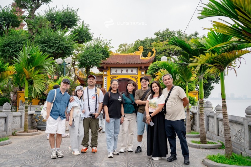 Lily’s Travel 的導遊將全程陪伴遊客，提供專業服務。