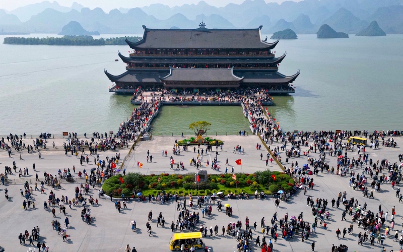 三祝寺以其獨特的建築風格與坐落於群山與湖泊之間的優美地理位置而聞名。