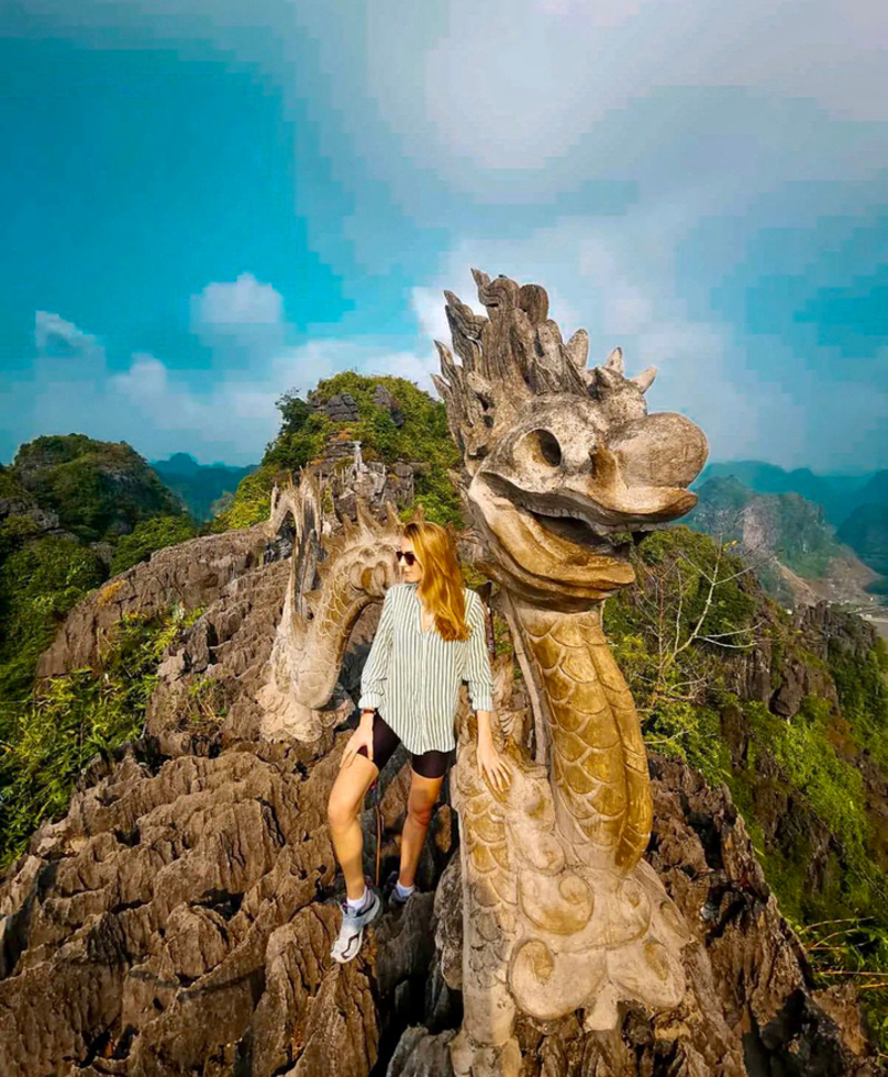 在傳奇龍雕像旁擺姿勢拍照,是杭姆亞的標誌性打卡點之一。