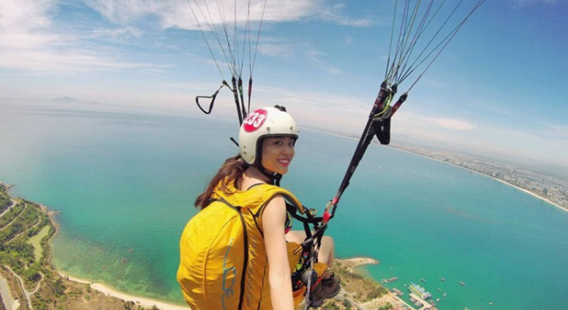 在山茶半島體驗峴港滑翔傘,從高空俯瞰城市美景