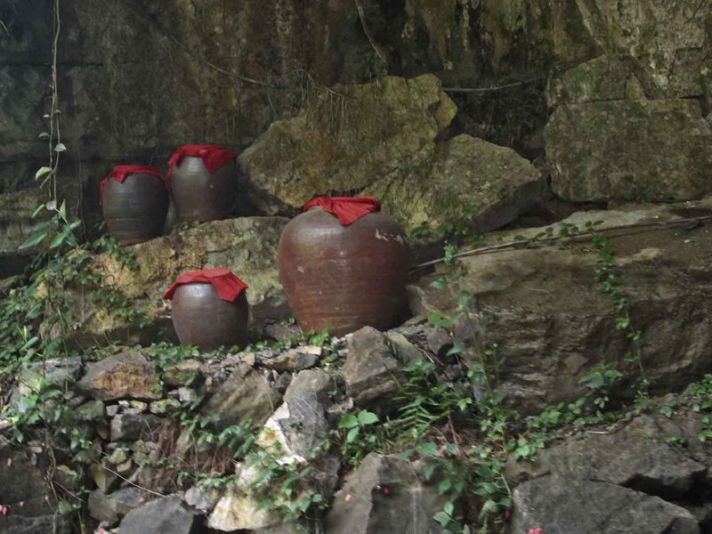煮酒洞中的酒罈至今仍然存在,相傳古代先人曾在此取水釀酒進貢皇室。