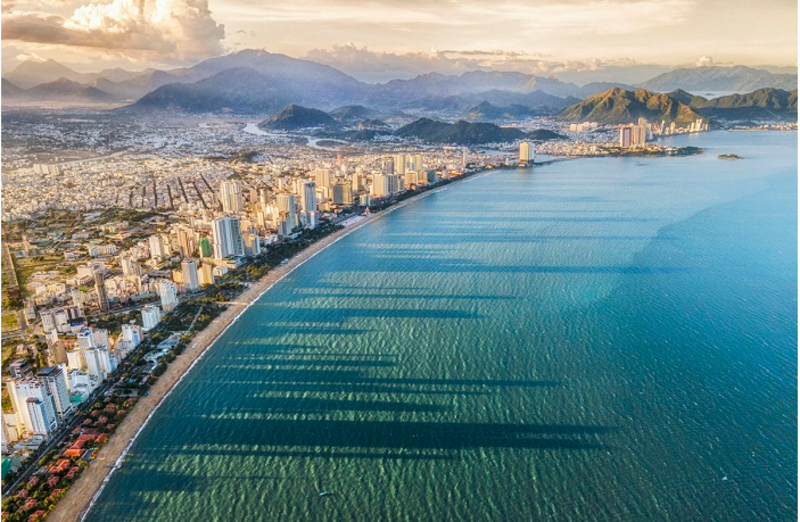 初夏時節,芽莊海面平靜,陽光溫和