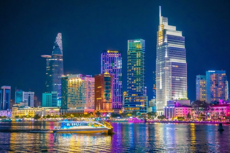 胡志明市是越南最大的城市與經濟中心，充滿活力且多元文化交融。 