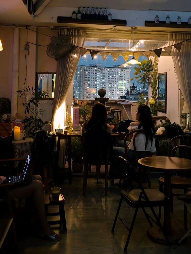 在雨夜中一邊品嚐咖啡或雞尾酒，一邊欣賞芽莊璀璨的城市燈火 