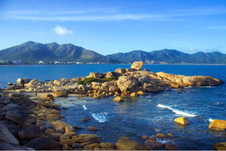 芽莊鐘嶼石岬角海灘的奇妙美景。 