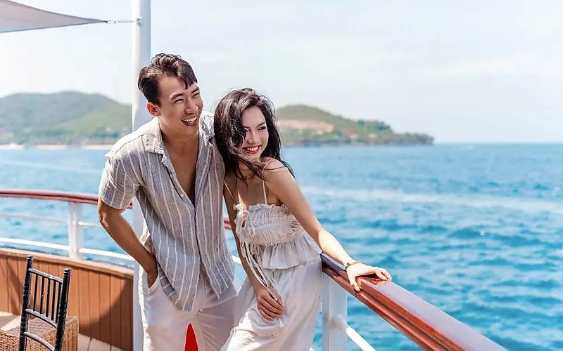芽莊珍珠島海上遊船情侶合影