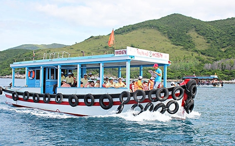 芽莊四島遊觀光船出海