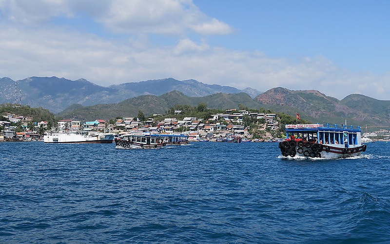 芽莊四島遊漁村與觀光船景色