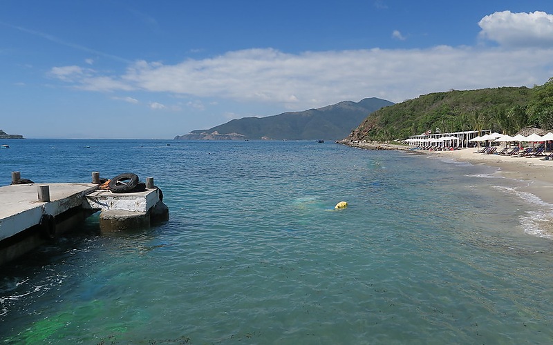 芽莊四島遊海灣碼頭與沙灘
