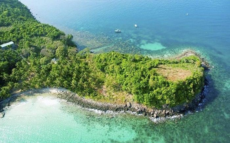 富國島的海水清澈見底,呈現碧綠色