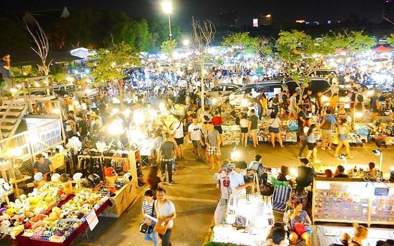 芽莊夜市購物與紀念品攤位