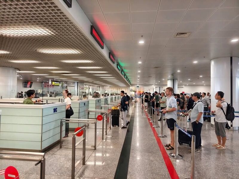 下飛機後，請依照機場指示前往入境查驗櫃檯。 