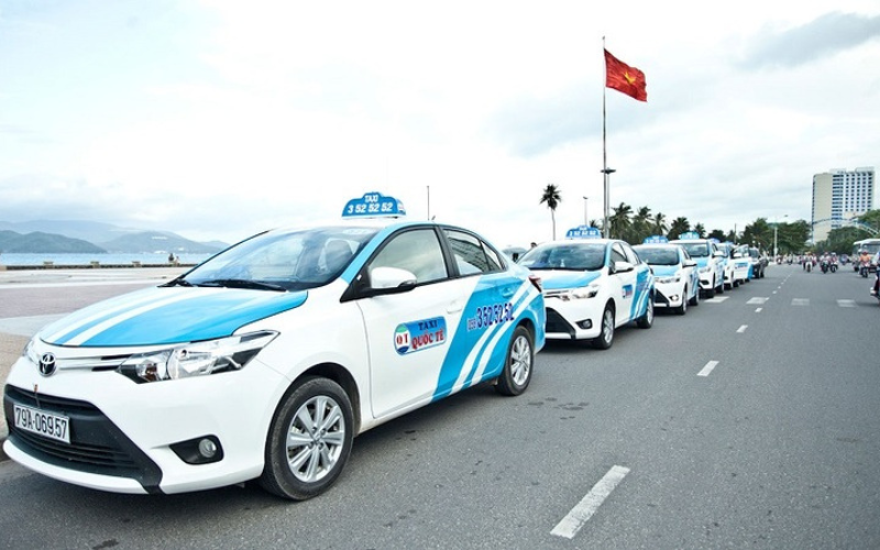 開著租來的車在沿海公路奔馳