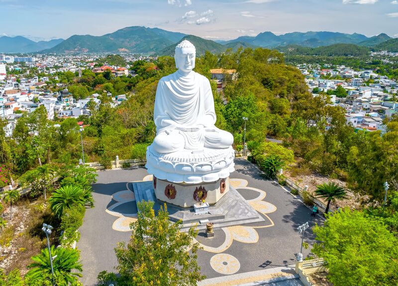 龍山寺是最常與婆那加占婆塔搭配安排於芽莊一日遊行程中的景點之一。