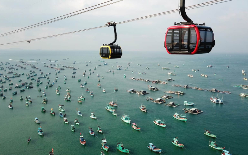 搭乘纜車出海,從高空俯瞰一整片藍色的汪洋