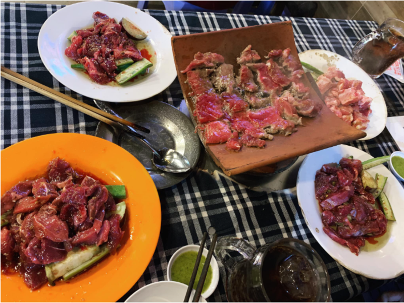 樂景炭烤牛肉以炭火現烤而成，香氣四溢、熱騰騰上桌。 