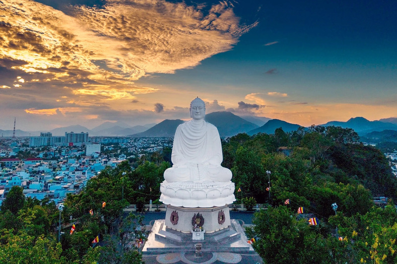 登上龍山寺白色大佛平台，俯瞰芽莊市區與迷人海岸風景。 