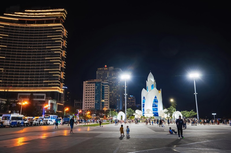 夜晚的芽莊依然熱鬧迷人，只要保持基本警覺，就能安心享受海濱夜景。 