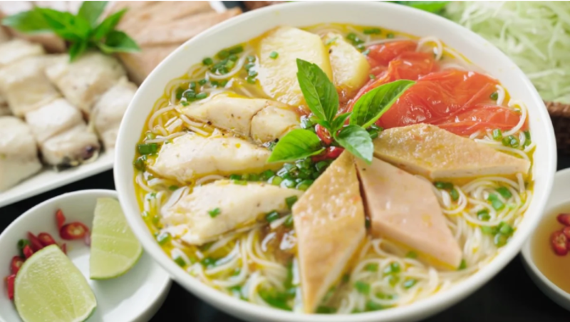 芽莊魚餅米粉是一道充分展現海濱地區飲食文化的經典美食。 