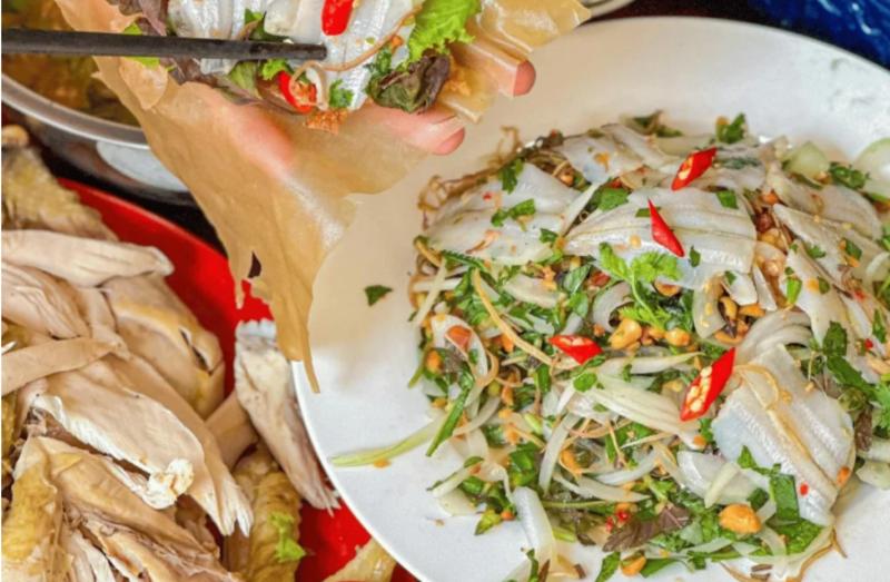 馬鮫魚生沙拉是極具魅力的芽莊特色美食，營養豐富且風味獨特。 