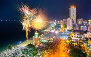 芽莊海灘跨年煙火與海岸夜景全景