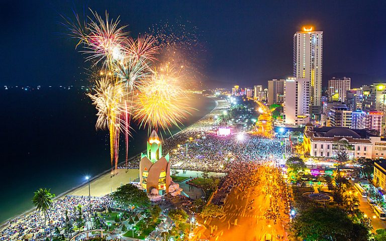 芽莊海灘跨年煙火與海岸夜景全景