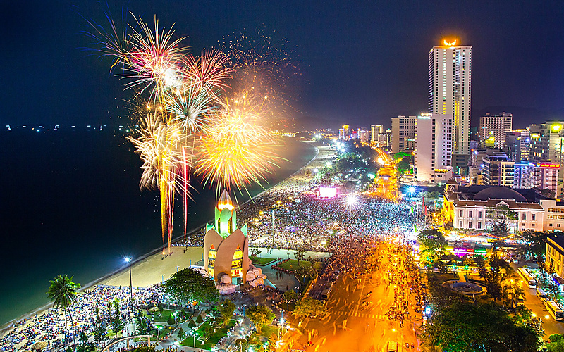 芽莊海灘跨年煙火與海岸夜景全景