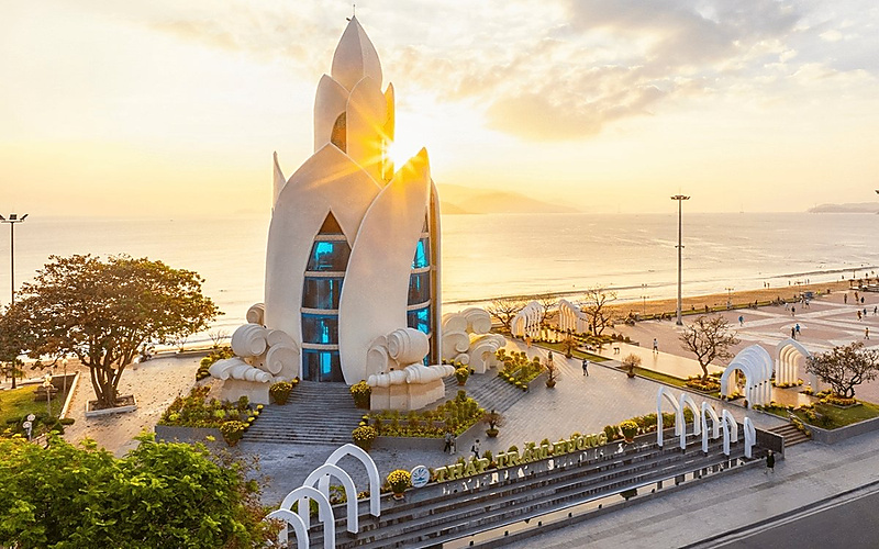 冬季陽光下的芽莊沉香塔與海濱步道