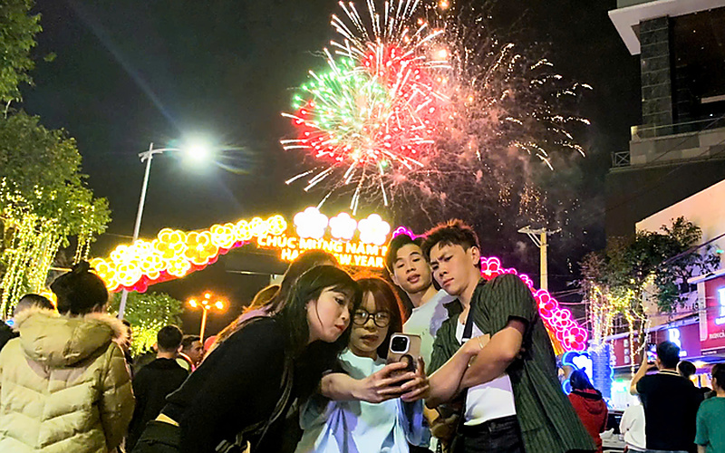 朋友結伴在芽莊跨年夜煙火下拍照留念