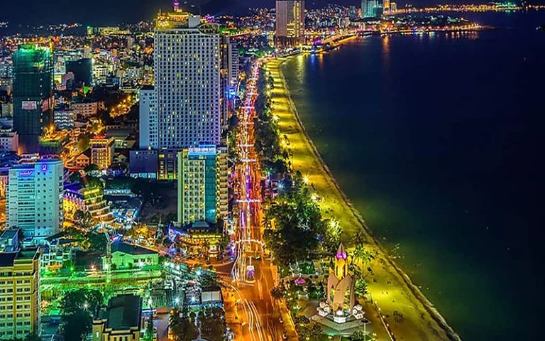 旅客在海邊餐廳露台觀賞芽莊跨年煙火