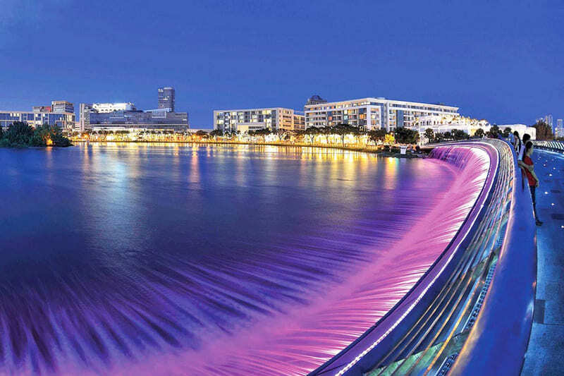 夜幕降臨後，星光橋燈光倒映湖面，呈現浪漫璀璨的第七郡夜景 