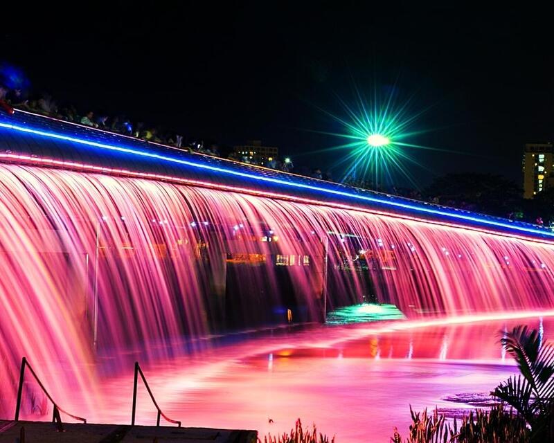 漫步星光橋、欣賞夕陽與燈光噴泉，感受第七郡輕鬆愜意的夜生活 
