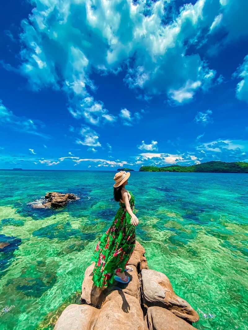 梅島擁有翡翠色海水與原始自然景觀，是富國島南部熱門的海島景點 