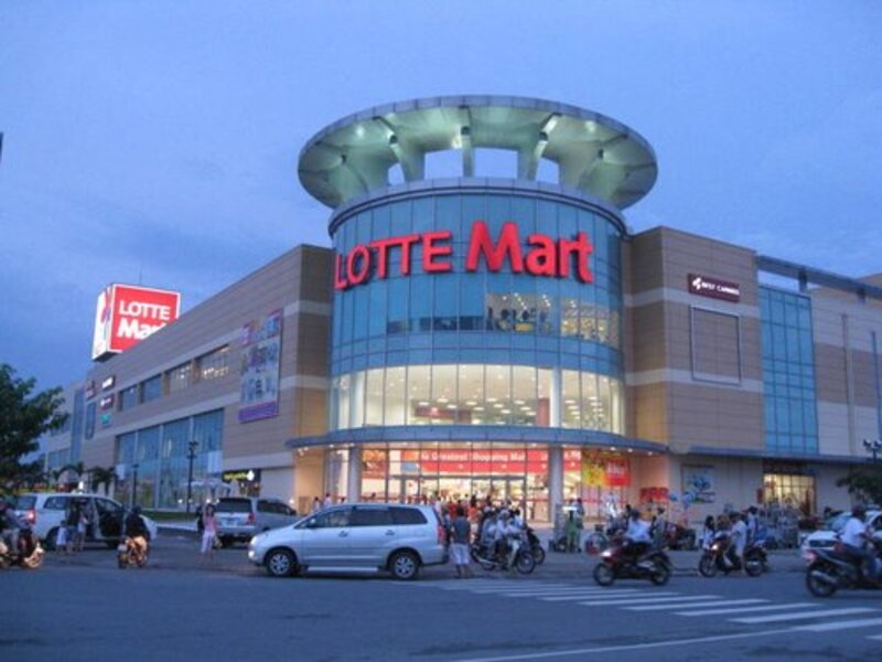 Lotte Mart 集合生活用品、餐飲與娛樂設施，是當地居民日常購物的熱門去處 