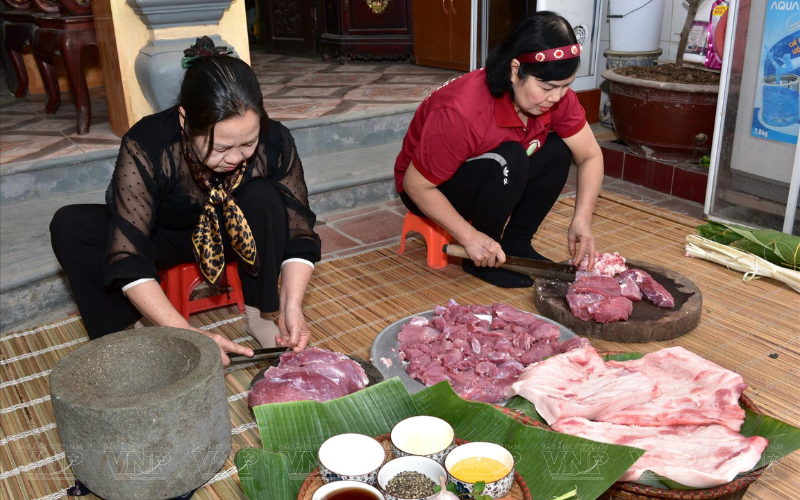越南人製作越南扎肉的圖片 