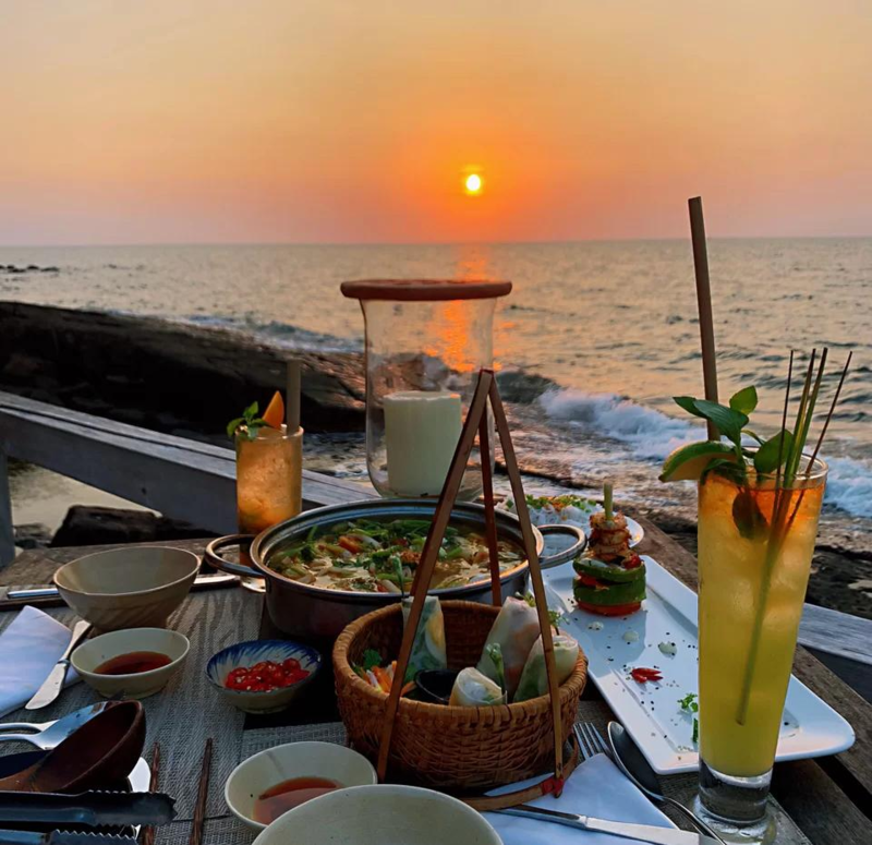 一邊欣賞迷人的海景，一邊品嚐新鮮海鮮，讓富國島的美食體驗更添海島風情。 