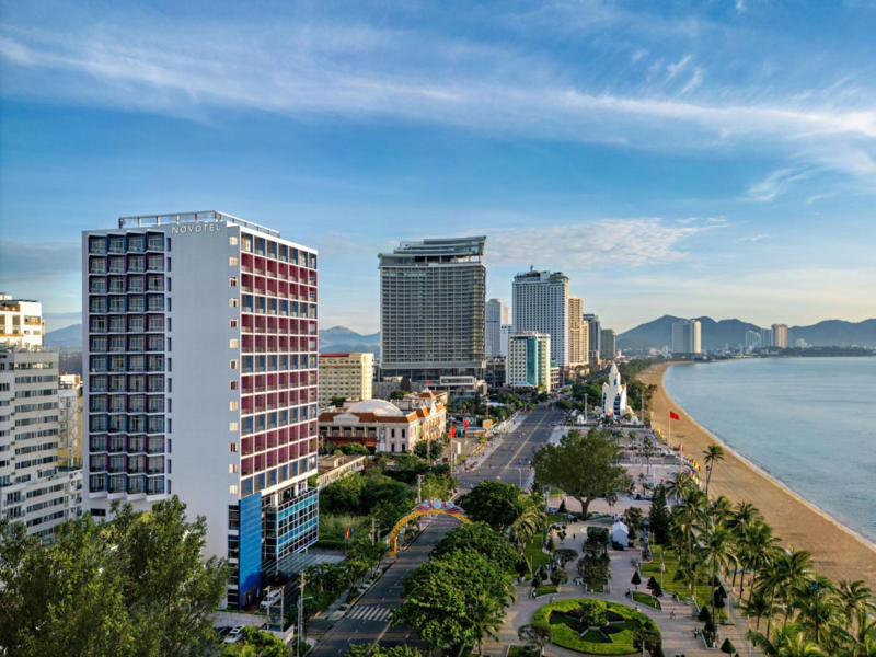 芽莊的飯店多集中於陳富海灘路一帶，交通便利，前往海灘、市區景點與餐廳都相對方便。 