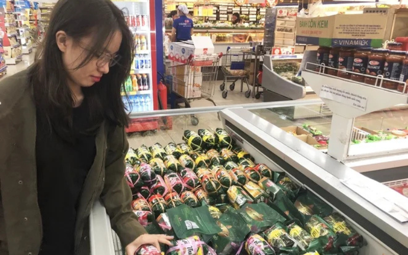 遊客在越南超市購物時，需要注意挑選美味、不含防腐劑的越南越南扎肉 