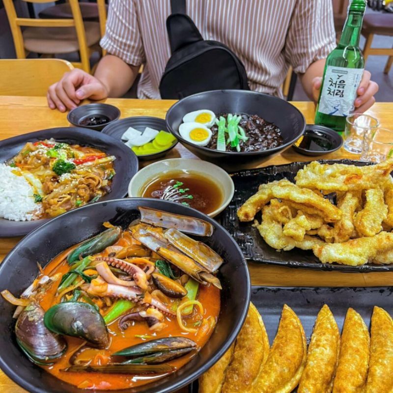 第七郡韓國餐廳 （전설의 짬뽕）擁有豐富多元的菜單，提供多款保留道地韓式原味的美味料理。 