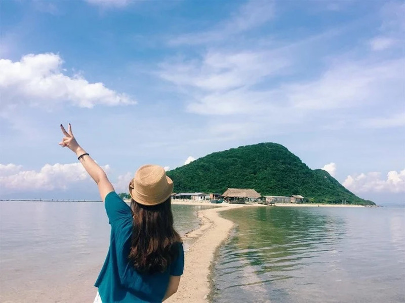 穿越海面的天然沙洲步道，是疊山島最具特色的景觀之一。 
