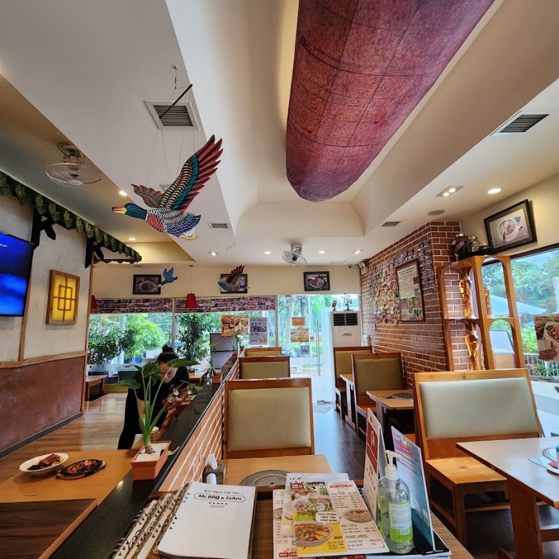第七郡韓國餐廳 Mr.BBQ & SsAm 以濃厚韓國傳統風格打造溫馨雅緻的用餐空間。