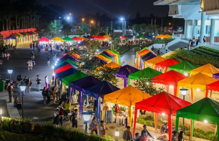 胡志明市夜市入夜後燈火通明,街頭小吃與熱鬧人潮展現西貢迷人的夜生活。
