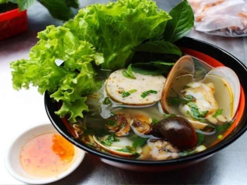 滿料螺肉河粉加入螺、蛤蜊等海鮮,搭配薑味魚露,鮮香又開胃。