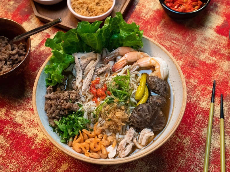 金黃色魚湯米線搭配烏鱧魚與新鮮蔬菜,展現胡氏紀夜市獨特的柬埔寨風味。