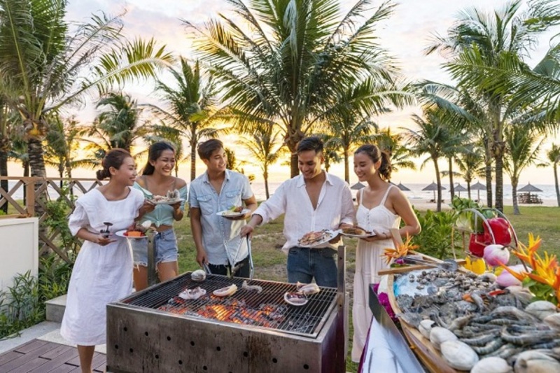 朋友團體在 Pool Villa 一起做飯、聊天，享受悠閒時光。