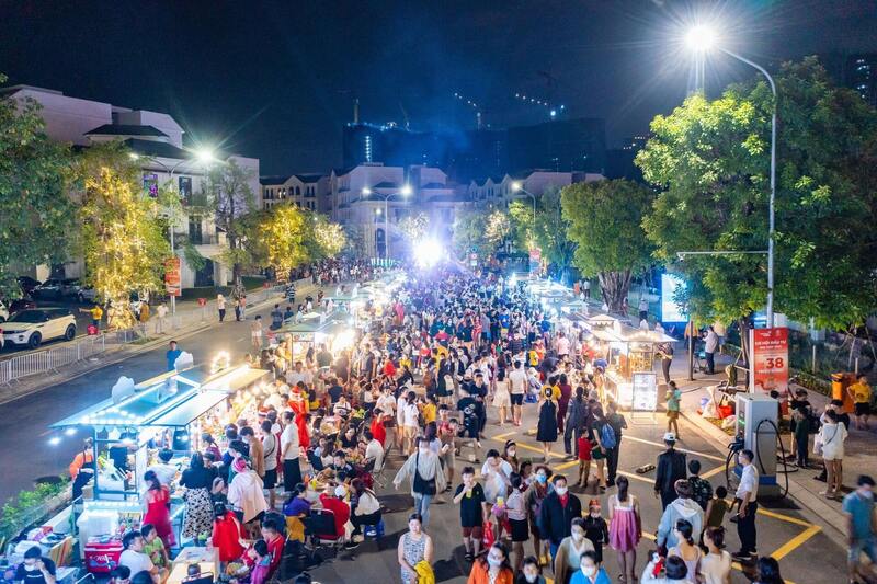 濱城市場周邊入夜後攤販聚集,人潮與街頭美食交織出熱鬧的胡志明市夜生活