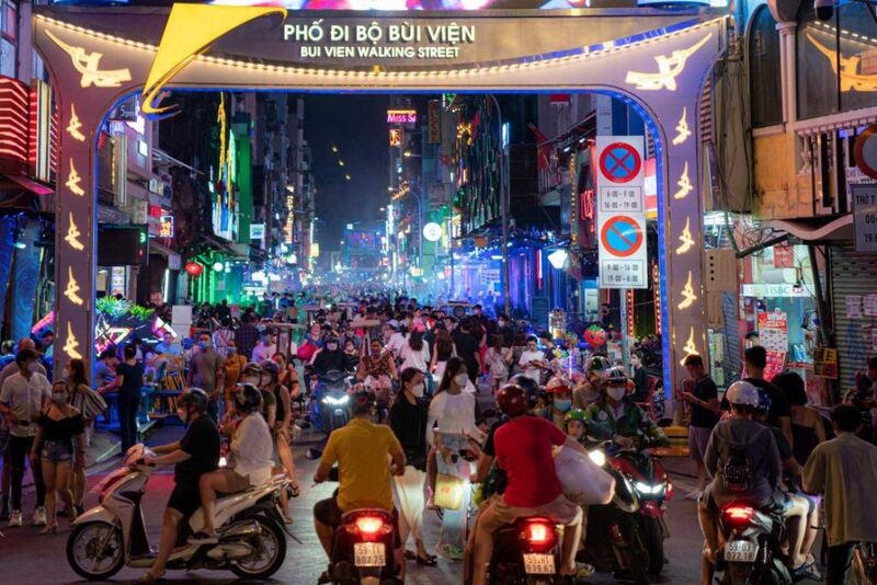 年輕人逛胡志明市夜市不只為了吃美食，也享受音樂、購物與朋友聚會的悠閒時光。 